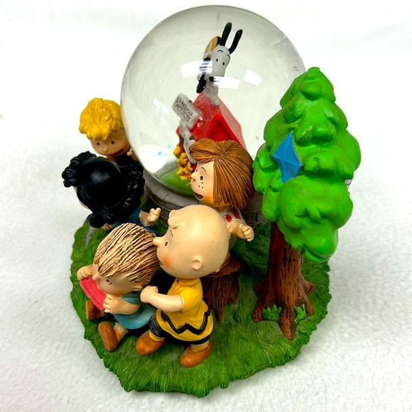 2014 PEANUTS Hallmark HAPPINESS IS CONTAGIOUS” musical snow globe - Picture 3 of 15